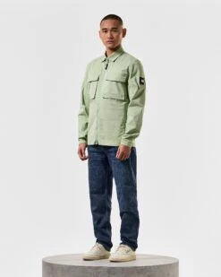 Weekend Offender Formella Over-Shirt Pale Moss Green -Weekend Offender OSSS2402 FORMELLA PALE MOSS 4062 MODEL
