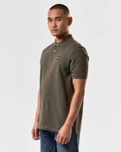 Weekend Offender Caneiros Polo Shirt Castle Green -Weekend Offender POSS2401 CANEIROS CASTLE GREEN 3976 MODEL