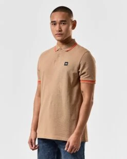 Weekend Offender Levanto Polo Shirt Cognac Brown/Pure Orange -Weekend Offender POSS2408 LEVANTO COGNAC PURE ORANGE 3938 MODEL
