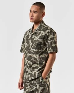 Weekend Offender Monuriki Shirt Castle Green Rain Camo -Weekend Offender SHSS2404 MONURIKI CAMO CASTLE GREEN 3685 MODEL