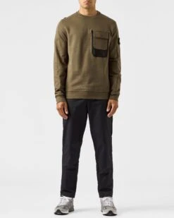 Weekend Offender Adiel Mesh Pocket Sweatshirt Dark Green -Weekend Offender SWAW2316 ADIEL DARK GREEN 0686 MODEL