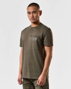Weekend Offender Koekohe T-Shirt Castle Green -Weekend Offender TSSS2414 KOEKOHE CASTLE GREEN 4254 MODEL